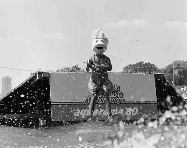 File:MissPiggyAquarama1980.jpg