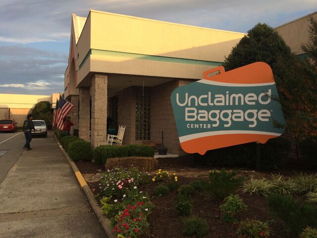 File:Unclaimed Baggage Center - Scottsboro, Alabama.jpg