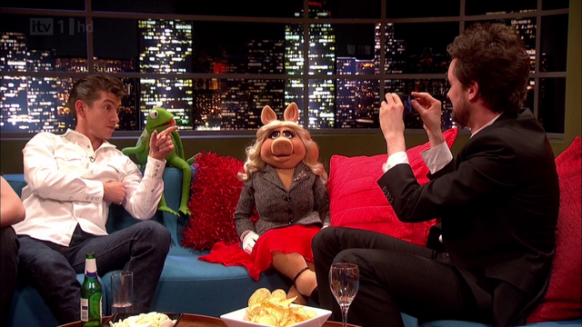 File:TheJonathanRossShow-K&P-ArcticMonkeys(2012-01-25)02.png