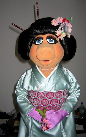 File:Marc-jacobs-miss-piggy-photos-2.jpg