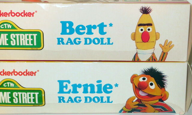 File:Knickerbocker 1976 rag dolls ernie bert plush 1.jpg