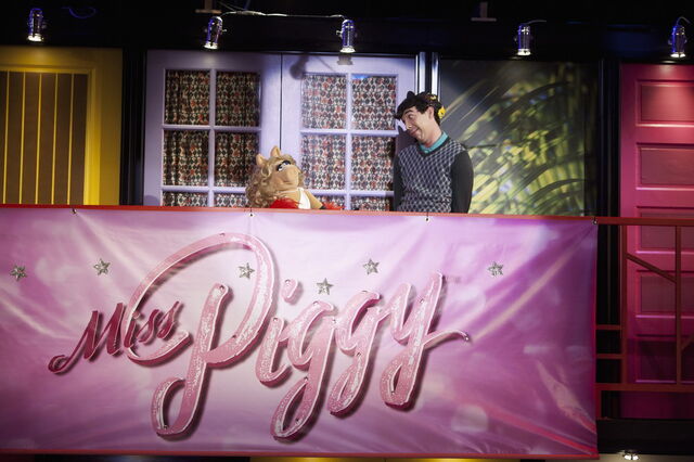 File:SoRandom-MissPiggy-(2011-10-02)-01.jpg