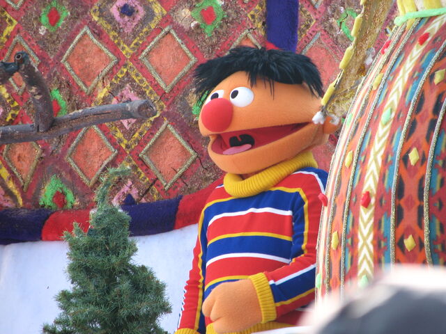 File:Ernie6abcikeathanksgivingdayparade.jpg