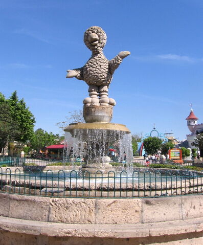 File:Parque-plaza-sesamo-abelardo-fountain.jpg