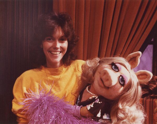 File:KarenCarpenter-MissPiggy-ABC-TV.jpg