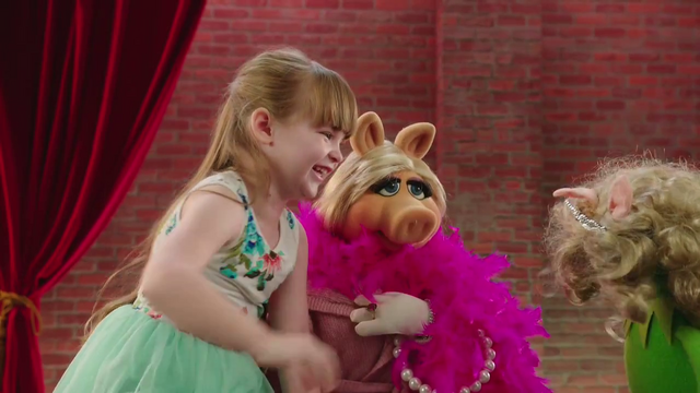 File:MuppetMoments-Halloween-PiggyImpersonation-(2015-10-02).png