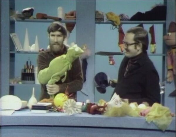 File:MuppetPuppetPlays08.jpg