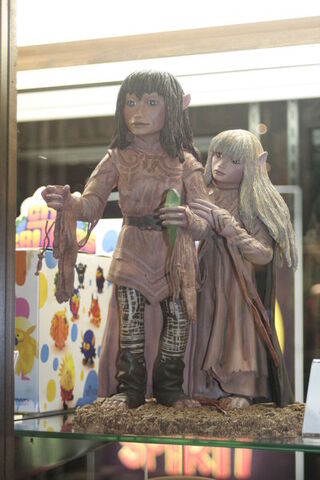 File:Jen-and-Kira-Statue.jpg