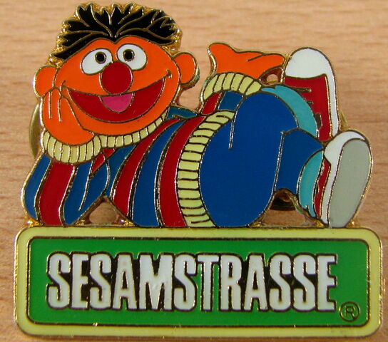 File:Sesam ernie recline pin.jpg