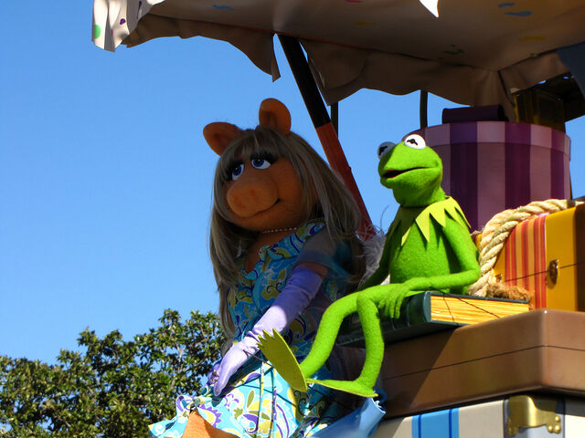 File:Voluntears Cavalcade puppets.jpg