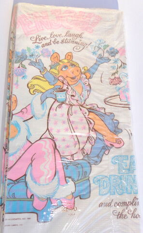 File:11 hallmark 1981 piggy tablecloth plate 2.jpg