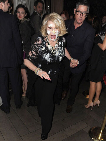 File:QVC Joan Rivers cake 03.jpg