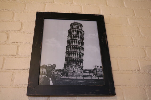File:PizzeRizzo wall 02.jpg