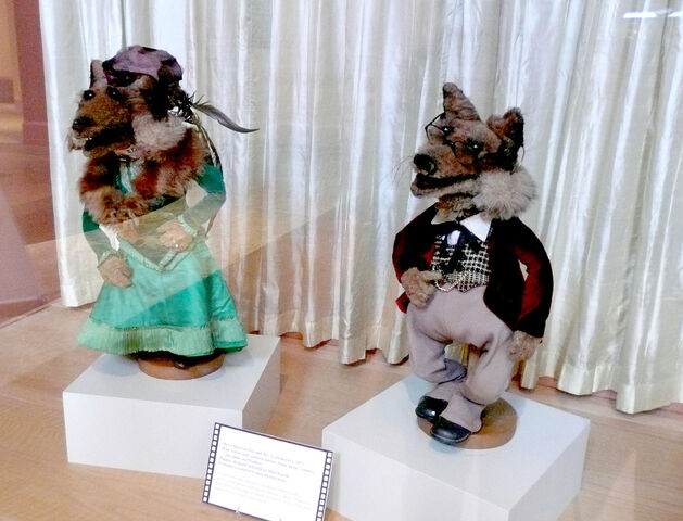 File:Foxes on display.jpg