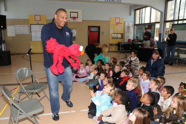 File:USO-Elmo&RositaEducationTour-Germany2010-Sesame 5.jpg