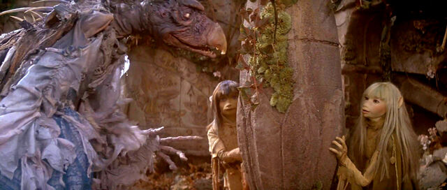 File:TheDarkCrystal-Skeksis&Gelflings.jpg