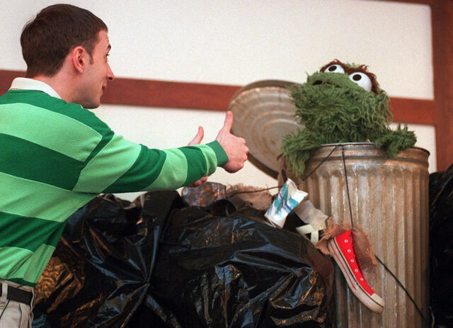File:Steve Burns and Oscar press conference NYC April 28 1998.jpg