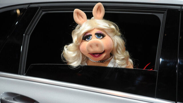 File:VerleihungDerGoldenenKamera-MissPiggy-(2012-02-04)02.jpg