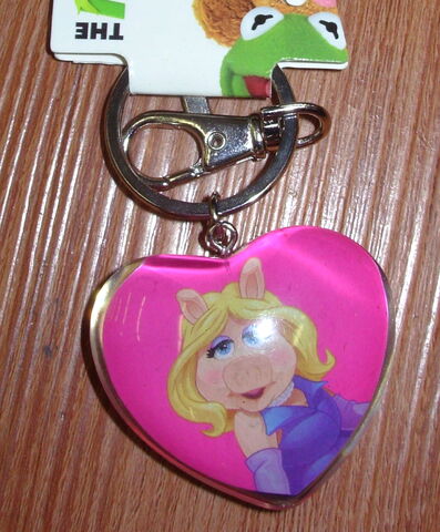 File:Hanover accessories piggy heart keychain.jpg