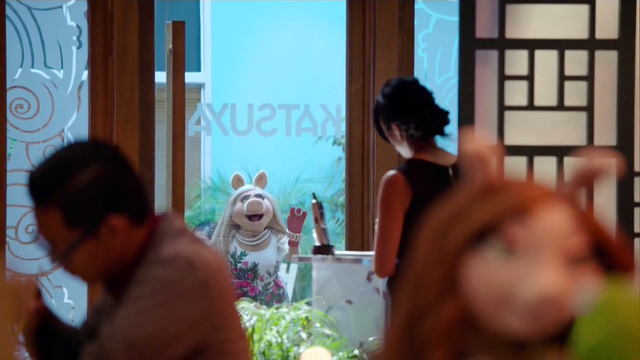 File:TheMuppets-S01E06-PiggyOutsideRestaurant.png