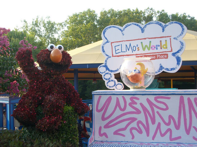 File:SesamePlaceTopiaries (9).jpg