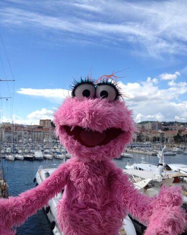 File:Lola in Cannes.jpg