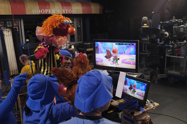 File:SesameStreet-BehindTheScenes-ElmoClown.jpg