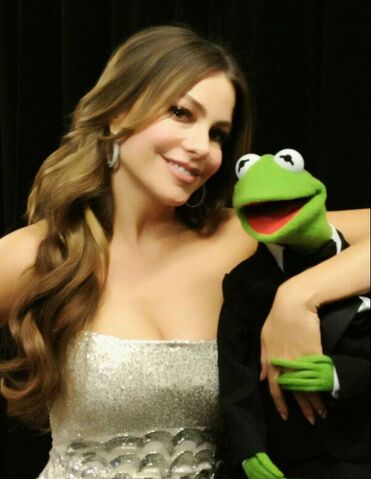 File:Kermit and Sofia Vergara.jpg