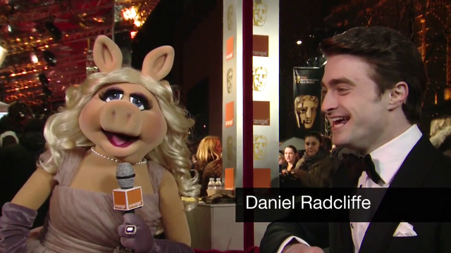 File:BAFTA-Awards-2012-MissPiggy&DanielRadcliffe.png