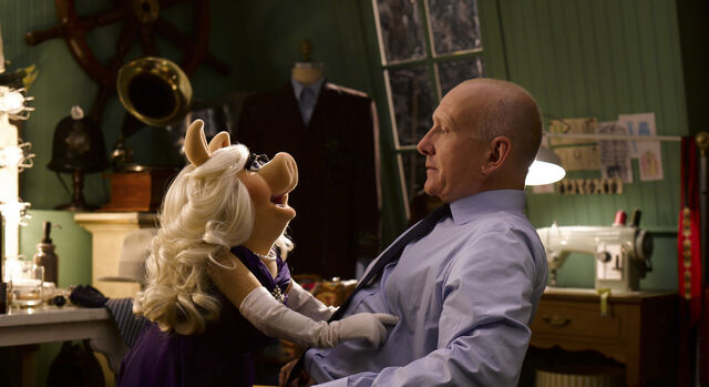 File:Warburtons-Miss-Piggy-and-Jonathan-Warburton.jpg