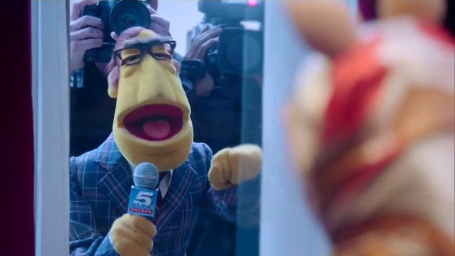 File:TheMuppets-S01E12-NewsmanPressMob.png