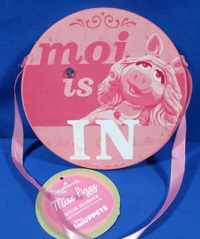 File:Hallmark 2015 door hanger piggy moi is out 2.jpg