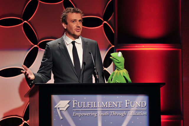 File:STARS Jason Segel and Kermit.jpg