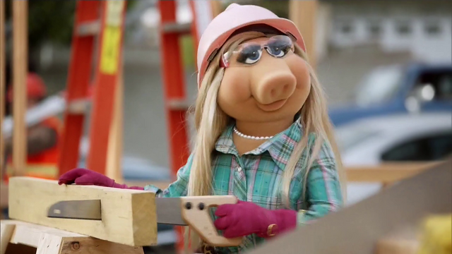 File:TheMuppets-S01E05-PiggyWorkingIt.png