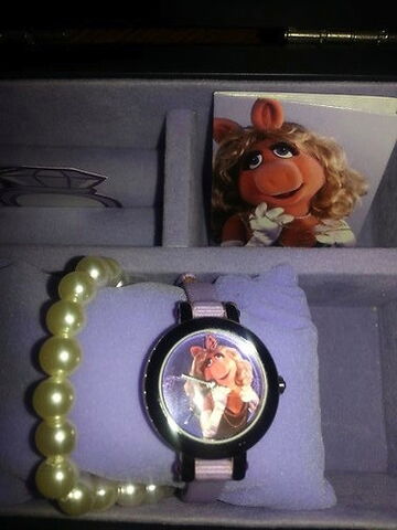 File:Fossil limited edition miss piggy watch 2.jpg