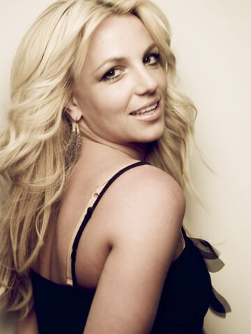 File:Britney-Photoshoot-2010-Cliff-Watts-Cosmopolitan-britney-spears-19189060-1922-2560.jpg