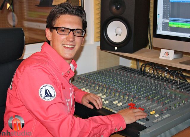 Datei:NiklasHermesimTonstudio2011.jpg