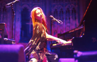 File:Tori amos piano 330x210.jpg