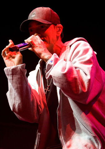 File:Eminem Gives Free Concert Celebrate Release 06-ACrVoHBxl.jpg