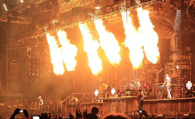 Plik:Rammstein na koncercie.jpg