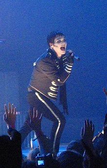 File:Gerard Way performing.jpg