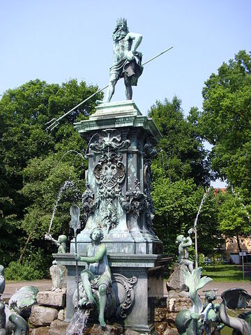 File:Neptunbrunnen Stadtpark Nürnberg Juni 2010 11.jpg