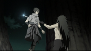 Madara atinge Sasuke (Anime).PNG
