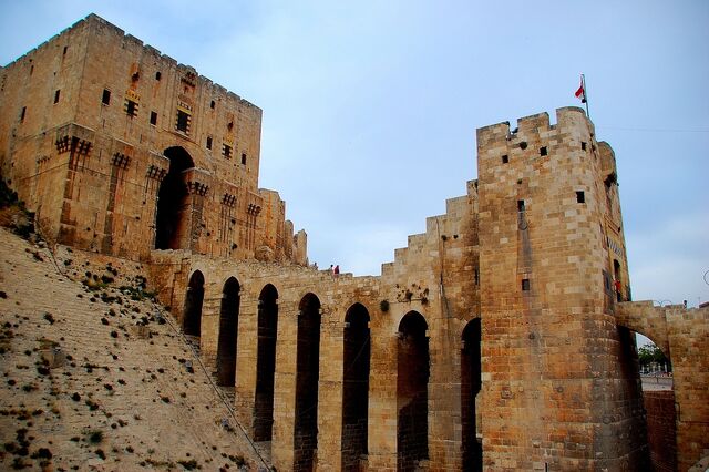 Fișier:Citadel in Aleppo - Syria.jpg