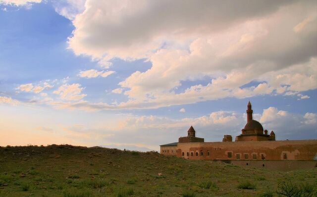 Fișier:Ishak Pasha Palace in Agri - Turkey.jpg