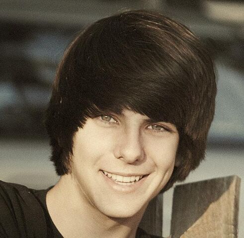 File:Mediun teen hairstyle with long swept bang pictures.jpg