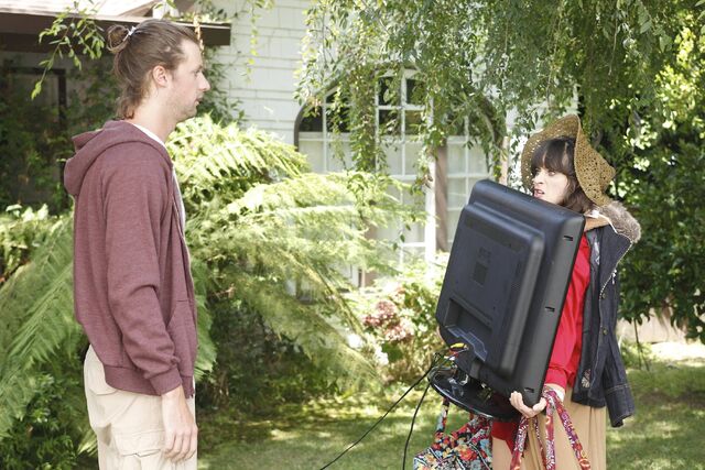 File:Zooey-deschanel- Episode-Still-12.jpg