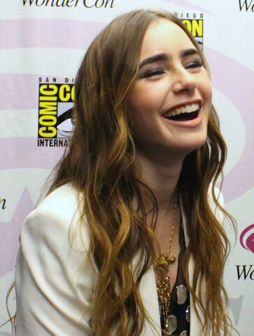 File:Lily Collins.jpg