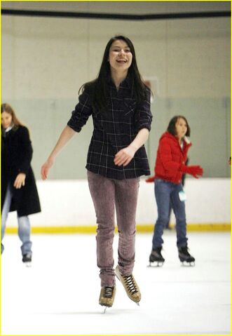 File:Miranda Cosgrove ice skating.jpg