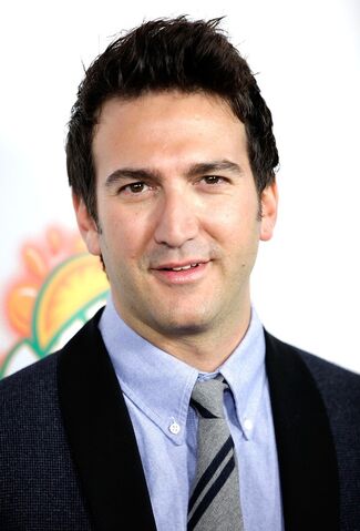 File:Josh-schwartz-premiere-fun-size-01.jpg